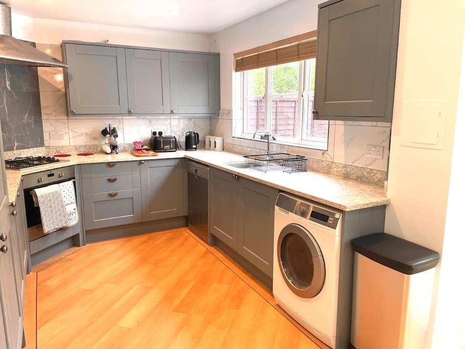 The Woodlands, Shortstay, Ideal For Families, Relocation, Contractors, Travel Stay Horley Exterior photo